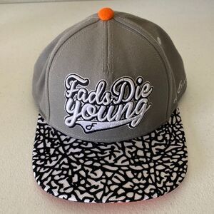 FLAT FITTINGS Luxury Collection Fads Die Young Hat Size OS NWOT